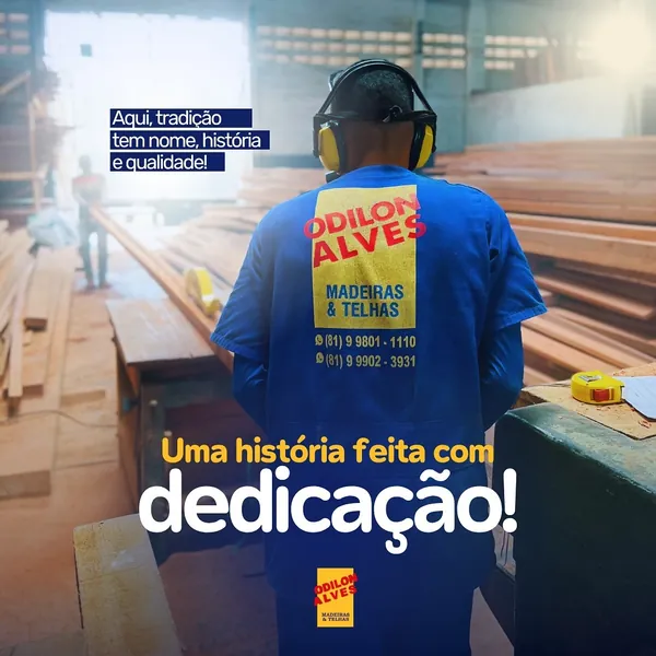 Colaborador de farda azul no galpão de madeiras com a frase uma história feita com dedicação