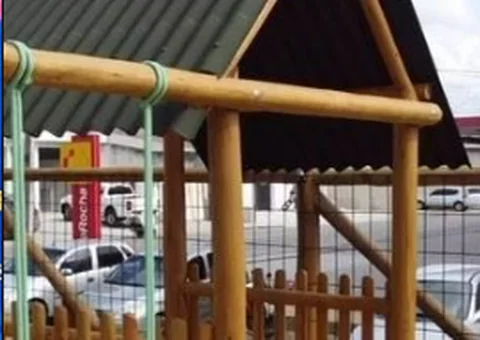 Estrutura de brinquedo em madeira roliça exposta na loja