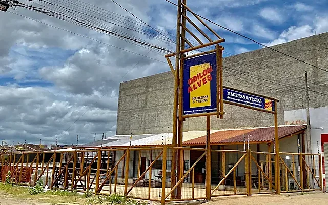Fachada de unidade da Odilon Alves em Caruaru, com placa Madeiras e Telhas e galpão de madeiras